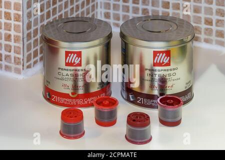 Automatische Illy iperespresso Single-Serve Kapseln, verwendet, um Espresso zu erstellen. Schoten in klassischen und intensiven Geschmacksrichtungen mit Illy-Logo und Metallgehäuse. Stockfoto