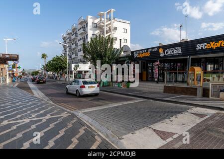 Protaras, Zypern - 6. Okt. 2019. Allgemeine Form der Protaras Avenue mit Restaurants und Hotels Stockfoto