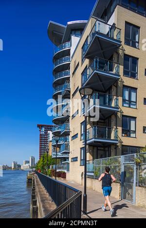 England, London, Docklands, Isle of Dogs, Canary Wharf, Thames Pathway und moderne Waterside Apartments Stockfoto