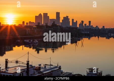 England, London, Docklands, Themse und Canary Wharf, Skyline und Rainbow Stockfoto