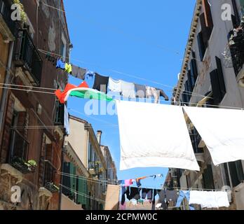 Unglaublicher Blick auf die italienische Insel Venedig mit Venetian Häuser und Kleider hängen zum Trocknen in der Sonne Stockfoto