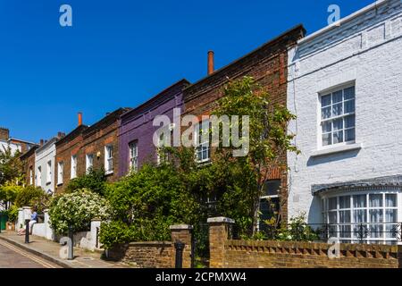 England, London, Hampstead, farbenfrohe Häuser an der Back Lane Stockfoto