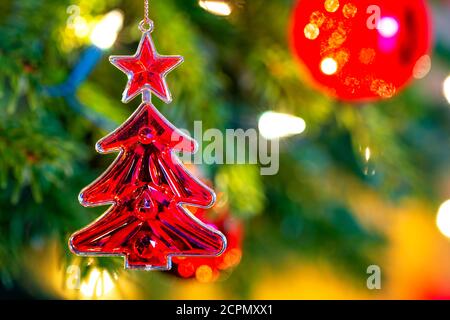 Weihnachtsbaum mit roter Weihnachtsdekoration Stockfoto