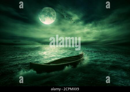 Boot driften weg in der Mitte Ozean nach Sturm ohne natürlich Mondlicht Himmel Nacht Skyline Wolken Hintergrund. Bildschirmschoner für Naturlandschaft. Lebenshoffnung Stockfoto