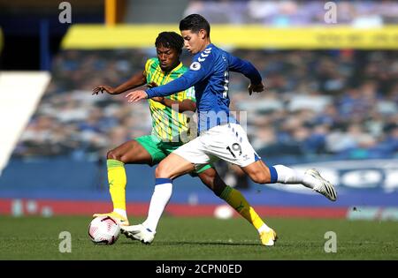 Evertons James Rodriguez (rechts) und West Bromwich Albions Kyle Edwards kämpfen während des Premier League-Spiels im Goodison Park, Liverpool, um den Ball. Stockfoto