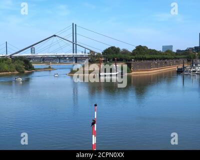 Farbenfrohe Gebäude am Medienhafen in Düsseldorf Stockfoto