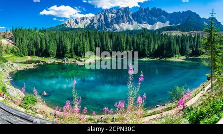 Panoramablick auf den Karersee mit Latemar, Region Trentino-Südtirol, Bozen, Italien. Stockfoto