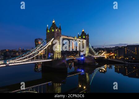 England, London, Southwark, Tower Bridge und City of London Skyline bei Nacht