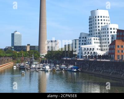 Farbenfrohe Gebäude am Medienhafen in Düsseldorf Stockfoto