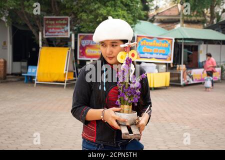 Reisende thai Frauen reisen besuchen und respektieren Gebetsangebote zu Stupa Chedi und buddha Statue Pagode im Wat Phra That Doi Kong Mu Tempel in Maehong Stockfoto