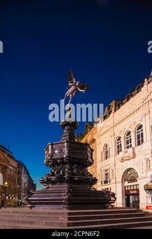 England, London, Piccadilly Circus, Eros Statue bei Nacht Stockfoto