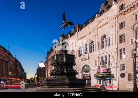 England, London, Piccadilly Circus, Eros Statue bei Nacht Stockfoto