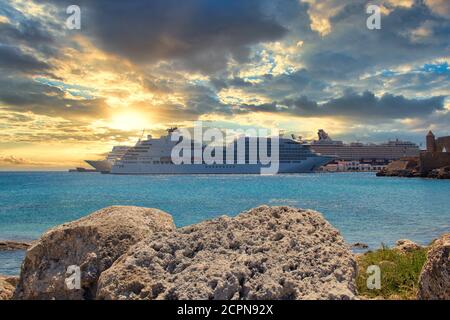 Rhodes, Griechenland - 03. Juli 2019 - Kreuzfahrtschiffe im Hafen von Rhodos Stockfoto