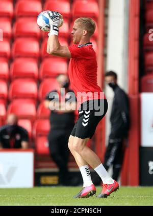 Charlton Athletic Torwart Ben Amos beim Aufwärmen vor dem Sky Bet League One Match im The Valley, London. Stockfoto