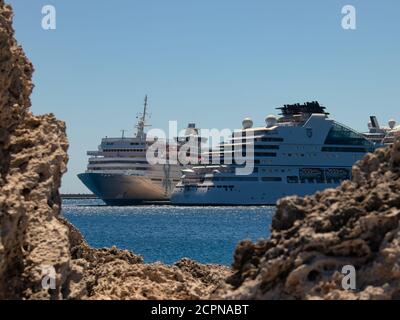 Rhodos, Griechenland - 03. Juli 2019 - Kreuzfahrtschiffe im berühmten Hafen der Insel Rhodos, Griechenland Stockfoto