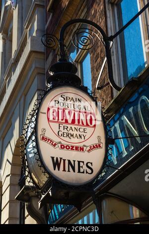 England, London, City of London, Fleet Street, El Vino Weingeschäft Schild Stockfoto