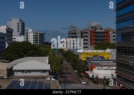 Darwin, Australien - 14. März 2020: Ein Panoramablick auf eine Hauptstraße, die an einem sonnigen Tag zum Meer führt. Stockfoto