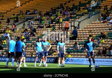 Eine allgemeine Ansicht, wie Preston North End Spieler vor Fans in den Tribünen aufwärmen, wo bis zu 1000 Zuschauer erwartet werden, um das Sky Bet Championship Spiel in Carrow Road, Norwich zu besuchen. Stockfoto