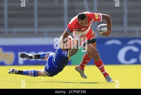 St Helens' Zeb Taia wird von Warrington Wolves Blake Austin während des Betfred Super League-Spiels im AJ Bell Stadium, Salford, angegangen. Stockfoto