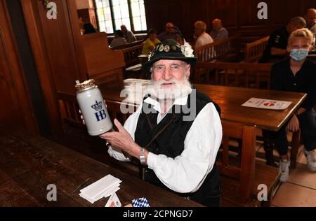 München, Deutschland. September 2020. Der Gast Andre Pandelm sitzt im Bewässerungsort des Hofbräuhauses. Trotz der Absage der Wiesn wegen der Corona finden Veranstaltungen und Aktivitäten in der Landeshauptstadt statt. Quelle: Felix Hörhager/dpa/Alamy Live News Stockfoto