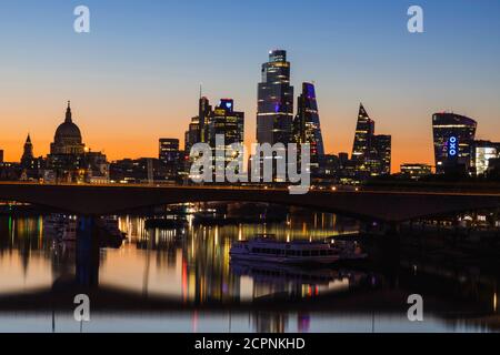 England, London, Themse und City Skyline bei Nacht Stockfoto