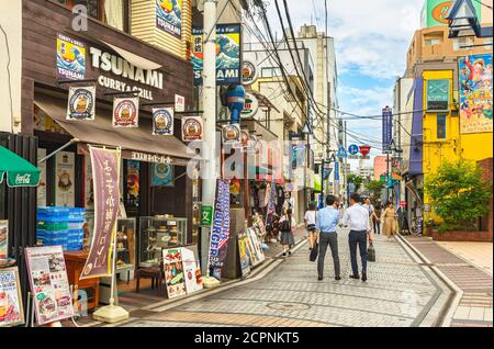 yokosuka, japan - juli 19 2020: Dobuita Unterhaltungsviertel in der Nähe von Yokosuka Marinestützpunkt genannt Dobuita-dori Einkaufsstraße berühmt unter den Matrosen f Stockfoto