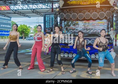 KANCHANABURI THAILAND - 1. SEPTEMBER: Nicht identifizierte weibliche Touristen tanzen vor den Bus am Parkplatz am September 1,2019 in Kanchanaburi, Thailand Stockfoto