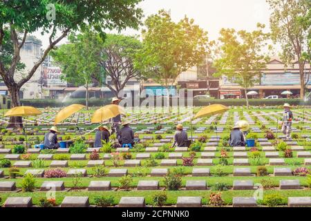 Kanchanaburi THAILAND - 21. FEBRUAR: Unidentifizierte Arbeiter renovieren und dekorieren Blumen auf dem Allied war Cemetery von Kanchanaburi am 21.2020 in Ka Stockfoto