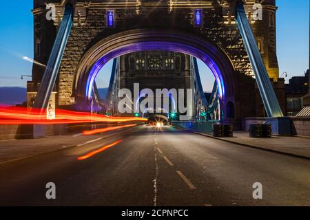 England, London, Tower Bridge mit leerer Straße bei Nacht Stockfoto