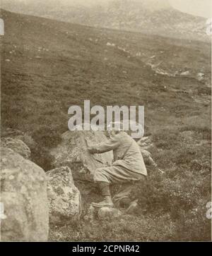 . Das Land der Hügel und der Glens; wildes Leben in Iona und den inneren Hebriden. Stieg auf dem Hügel nahe dem Fuß, von dem das bothy errichtet wurde, der Ansturm des Wassers verengt travel kleine Behausung und seine einsame und shakeninmate. Der Sturm ging bald vorbei, und die Sonne schien wieder, aber die Trümmer wusch hinunter zum Fuß der glenwas so weit, dass der Fluss zurückgehalten wurde, und ein lochantemporär bildete sich dort. Dieser Veteran nahm seine Pflicht als Beobachter ernst, und der streunende Bergsteiger wurde höflich aufgenommen und gefragt, ob er die Erlaubnis für den Hügel hatte. Die Art des Touristen w Stockfoto