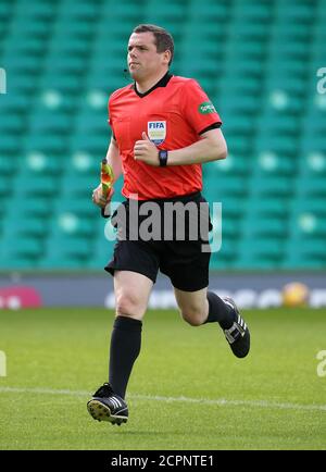 Offizieller Linienmann und Tory-Abgeordneter Douglas Ross vor dem Start während des Spiels der Scottish Premier League im Celtic Park, Glasgow. Stockfoto