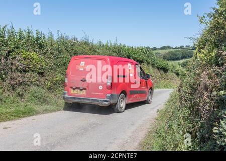 Red Post Office Peugeot Partner-Lieferdose auf einer staubigen Cornwall-Landstraße im Sommer. Für ländliche Postdienste, Pauschale Mai, in Kontakt bleiben. Stockfoto