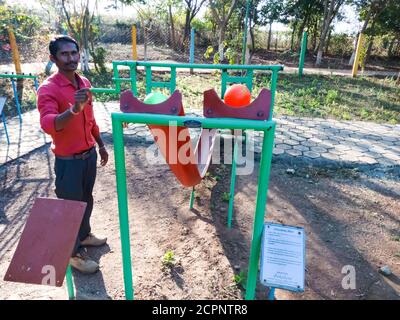 DISTRIKT KATNI, INDIEN - 23. JANUAR 2020: Ein indischer Wissenschaftslehrer, der das Konzept der Zykloidentheorie im Bildungspark vorstellt. Stockfoto