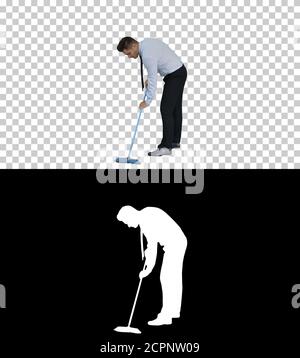Mann in offizieller Kleidung, der den Boden fegt, Alpha Channel Stockfoto