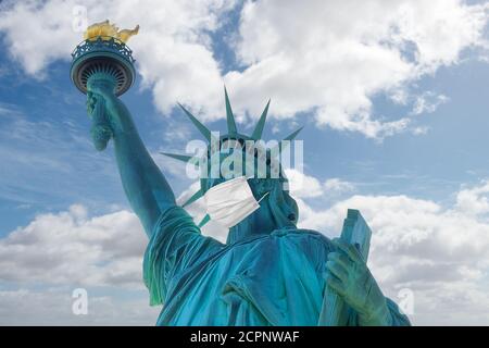 Freiheitsstatue mit einer schützenden medizinischen Maske. COVID-19 Coronavirus-Quarantäne Stockfoto