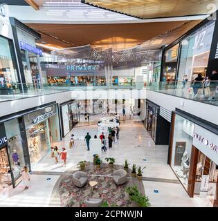 Sevilla, Spanien - 18. September 2020: Innenansicht des Einkaufszentrums Lagoh Sevilla in Sevilla (Centro Comercial Lagoh Sevilla), Andalusien, Spanien Stockfoto