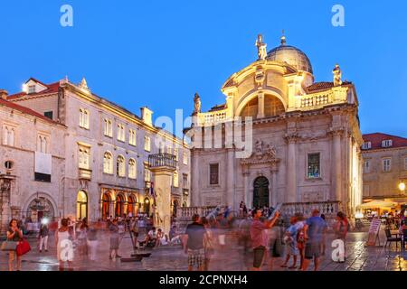 Abendszene mit der Kirche St. Blaise in Dubrovnik, Kroatien bei Nacht. Stockfoto