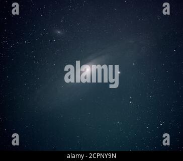 19. September 2020. Die Andromeda-Galaxie M31 (2.5 Millionen Lichtjahre entfernt) vor einem Vordergrund von schwächeren Sternen in der Heimatgalaxie. Galaxy M110 ist oben nach links und kleinere Galaxy M32 nach rechts. Teleskopaufnahme mit Nikon Z7, 8x150sec Aufnahmen kombiniert. Aus dem lichtverschmutzten London, Großbritannien Stockfoto