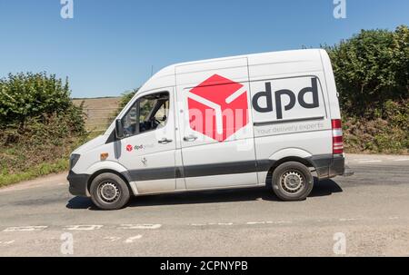 Weißer DPD Lieferwagen (Mercedes) mit vertrauter roter Box auf der ländlichen Cornish Straße. Für ländliche Lieferdienste in Großbritannien, Paketlieferungen, Kurierdienste. Stockfoto