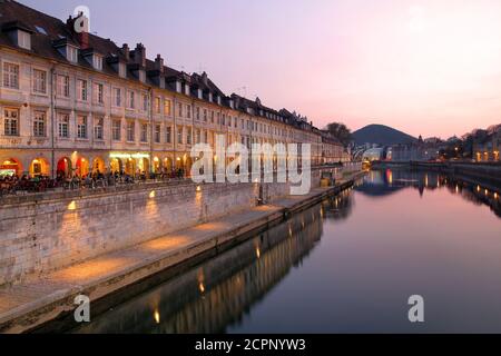 Sonnenuntergang am Quai Vauban in der Stadt Besancon (Franche-Comte Provinz in Ostfrankreich). Stockfoto