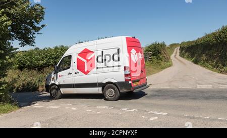 Weißer DPD Lieferwagen (Mercedes) mit vertrauter roter Box auf der ländlichen Cornish Straße. Für ländliche Lieferdienste in Großbritannien, Paketlieferungen, Kurierdienste. Stockfoto