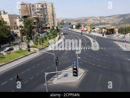 Jerusalem, Israel. September 2020. Ein orthodoxer Jude geht auf leeren Straßen am Eingang zu Jerusalem, während einer Coronavirus-Sperre auf Rosch Hashanah, dem jüdischen Neujahr, am Samstag, 19. September 2020. Israel trat eine dreiwöchige landesweite Sperre ein, Stunden vor dem Beginn von Rosch Hashanah, bei dem Versuch der Regierung, die grassierende Ausbreitung von COVID-19 zu reduzieren, wodurch die Bewohner gezwungen wurden, während der jüdischen Hochfeiertage zu Hause zu bleiben. Foto von Debbie Hill/UPI Kredit: UPI/Alamy Live Nachrichten Stockfoto