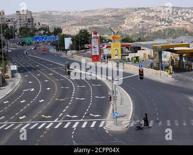 Jerusalem, Israel. September 2020. Ein ultra-orthodoxer Jude schiebt einen Kinderwagen auf leeren Straßen in Jerusalem, während einer Coronavirus-Sperre auf Rosh Hashanah, dem jüdischen Neujahr, am Samstag, dem 19. September 2020. Israel trat eine dreiwöchige landesweite Sperre ein, Stunden vor dem Beginn von Rosch Hashanah, bei dem Versuch der Regierung, die grassierende Ausbreitung von COVID-19 zu reduzieren, wodurch die Bewohner gezwungen wurden, während der jüdischen Hochfeiertage zu Hause zu bleiben. Foto von Debbie Hill/UPI Kredit: UPI/Alamy Live Nachrichten Stockfoto