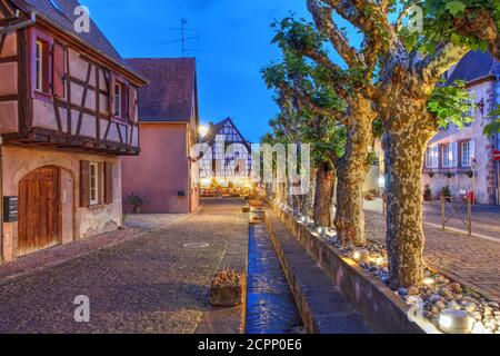 Nacht Szene in Bergheim, eine gut erhaltene mittelalterliche Stadt im Elsass, Frankreich Stockfoto