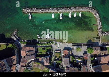 Luftaufnahme eines kleinen historischen Hafens in Yvoire, Frankreich am Genfer See (Leman) Stockfoto