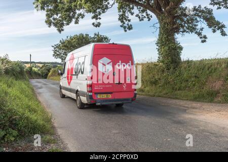 Weißer DPD Lieferwagen (Mercedes) mit vertrauter roter Box auf der ländlichen Cornish Straße. Für ländliche Lieferdienste in Großbritannien, Paketlieferungen, Kurierdienste. Stockfoto