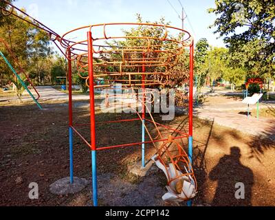 DISTRIKT KATNI, INDIEN - 23. JANUAR 2020: Ein indischer Wissenschaftslehrer präsentiert Loop the Loop Theorie Konzept im Educational Park. Stockfoto