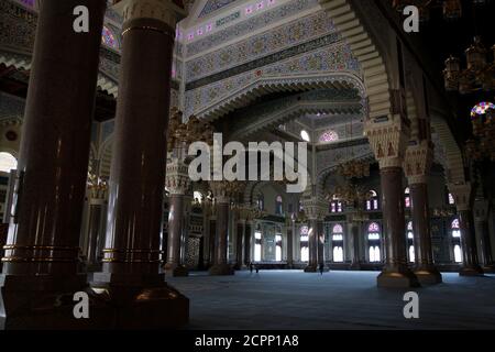 Sanaa, Jemen. September 2020. Menschen gehen in die Al Saleh Moschee in Sanaa, Jemen, 19. September 2020. Quelle: Mohammed Mohammed/Xinhua/Alamy Live News Stockfoto