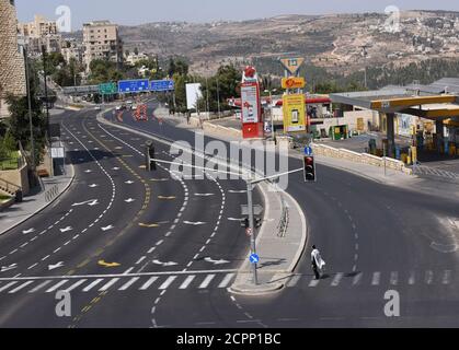 Jerusalem, Israel. September 2020. Ein ultra-orthodoxer Jude geht auf leeren Straßen am Eingang nach Jerusalem, während einer Coronavirus-Sperre auf Rosh Hashanah, dem jüdischen Neujahr, am Samstag, 19. September 2020. Israel trat eine dreiwöchige landesweite Sperre ein, Stunden vor dem Beginn von Rosch Hashanah, bei dem Versuch der Regierung, die grassierende Ausbreitung von COVID-19 zu reduzieren, wodurch die Bewohner gezwungen wurden, während der jüdischen Hochfeiertage zu Hause zu bleiben. Foto von Debbie Hill/UPI Kredit: UPI/Alamy Live Nachrichten Stockfoto