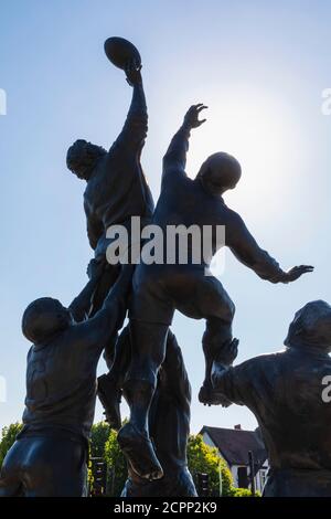 England, London, Twickenham, Twickenham Rugby Stadium, Rugby Line-Out Skulptur von Gerald Laing datiert 2010 Stockfoto